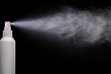 
          Imagem ilustrativa da imagem Cláudio Castro autoriza venda de spray de pimenta para mulheres em farmácias do Rio
          