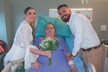 Imagem ilustrativa da imagem Com a mãe internada, noiva se casa dentro de hospital em Cariacica
