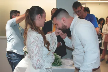 Imagem ilustrativa da imagem Com a mãe internada, noiva se casa dentro de hospital em Cariacica