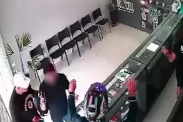 
          Imagem ilustrativa da imagem Comerciante reage a assalto em loja em Curitiba; suspeito e cliente morrem
          