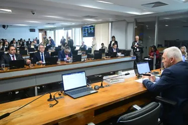 
          Imagem ilustrativa da imagem Comissão do Senado aprova fim da escala 6x1 em votação relâmpago
          