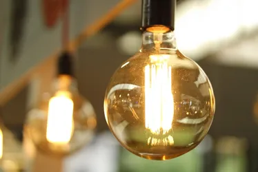 
          Imagem ilustrativa da imagem Conta que não fecha: energia cara impede salários maiores e novos empregos
          