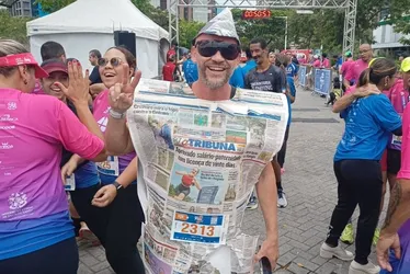 Imagem ilustrativa da imagem Corredor se fantasia de jornal A Tribuna em sua primeira participação