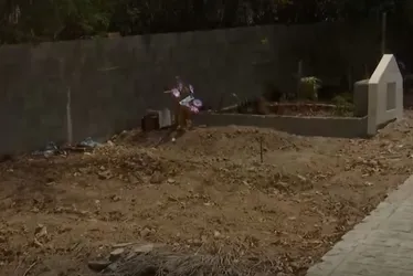 
          Imagem ilustrativa da imagem Coveiro e esposa presos por enterrar jovem viva durante ritual macabro em Sanharó
          