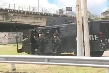 
          Imagem ilustrativa da imagem Criança é baleada dentro de escola  durante tiroteio no Rio; helicóptero da PM fez pouso na UFRJ
          