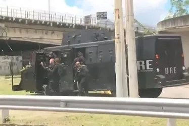 
          Imagem ilustrativa da imagem Criança é baleada dentro de escola durante tiroteio no Rio de Janeiro
          