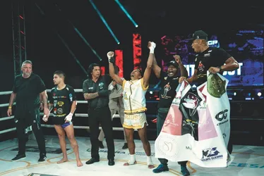 Imagem ilustrativa da imagem Denis Jr conquista cinturão em noite histórica na Serra