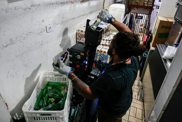 Imagem ilustrativa da imagem Descarte correto de garrafas é fundamental; projetos podem contribuir para segurança