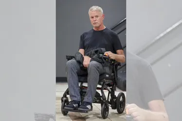 Imagem ilustrativa da imagem Diagnosticado com ELA, ator de 'Grey's Anatomy' é visto em cadeira de rodas
