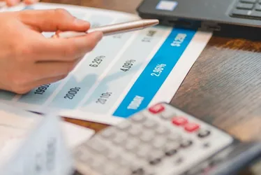 
          Imagem ilustrativa da imagem Dívida menor: 100 mil pagam juros abusivos e podem reduzir prestações
          