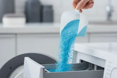 
          Imagem ilustrativa da imagem Do papel preso à gravata de Raymundo da Fonte nasceram fábricas e um legado inteiro
          