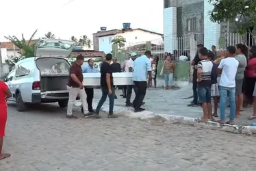 Imagem ilustrativa da imagem Dor e revolta no adeus a menino morto a caminho da igreja em Itamaracá