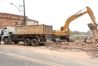Imagem ilustrativa da imagem Doze famílias são impactadas com demolições de prédios em Vila Velha