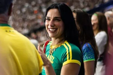 Imagem ilustrativa da imagem Dua Lipa encontra Sabrina Sato em ensaio da Vila Isabel e vai a jogo no Rio