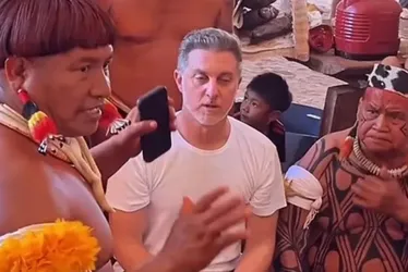 
          Imagem ilustrativa da imagem Em gravação com indígenas, Luciano Huck proíbe celular e roupa
          