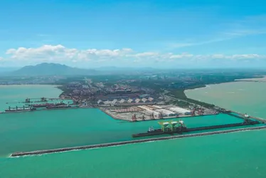 
          Imagem ilustrativa da imagem Empresas fecham contrato para construir porto com 4 mil empregos
          