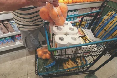 
          Imagem ilustrativa da imagem Empresas reduzem atendimentos e serviços por falta de empregados
          