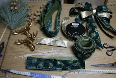 
          Imagem ilustrativa da imagem Enfeite para decorar portas com estilo para o Natal
          