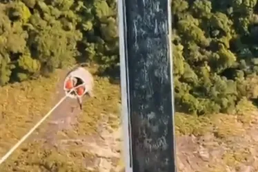 
          Imagem ilustrativa da imagem Equipamento de parapente dá problema e piloto precisa ser resgatado em Cariacica
          