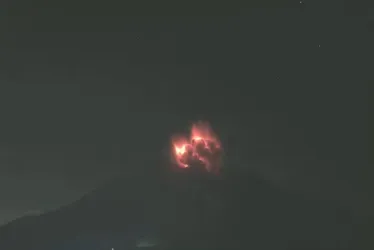 Imagem ilustrativa da imagem Erupção de vulcão no Japão levanta coluna de 4,4 km de cinzas e cancela voos