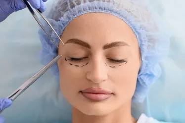 
          Imagem ilustrativa da imagem Especialista afirma: “Autoestima não é tratada com plástica”
          