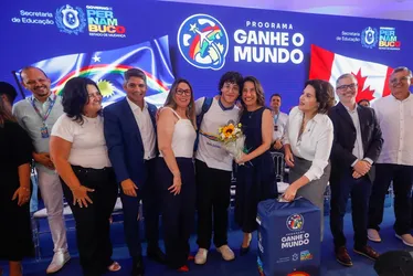 Imagem ilustrativa da imagem Estudantes aprovados no "Programa Ganhe o Mundo" recebem kits de viagem