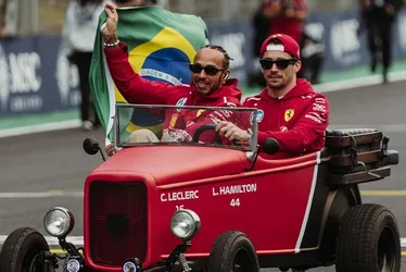 Imagem ilustrativa da imagem "Falem menos e foquem na pilotagem", repreendeu presidente da Ferrari