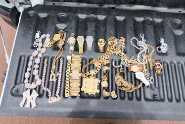 
          Imagem ilustrativa da imagem Família de traficante Peixão é detida tentando fugir para a Bolívia com fortuna em joias
          