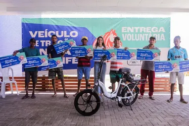 Imagem ilustrativa da imagem “Fim da era das carroças”: primeiros condutores recebem bikes e indenização