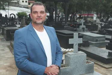 Imagem ilustrativa da imagem Finados: Distribuição de flores e até violino nos cemitérios da Grande Vitória