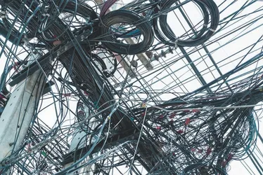 
          Imagem ilustrativa da imagem Fios nos postes: prefeito de Linhares anuncia força-tarefa contra poluição visual
          