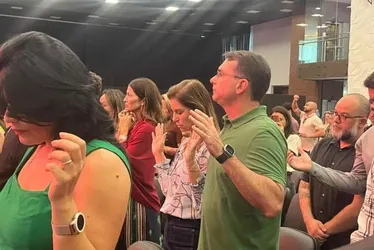 
          Imagem ilustrativa da imagem Flávio Bolsonaro diz que cobrará "preço" para desistir de candidatura
          