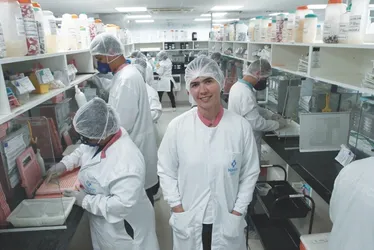 
          Imagem ilustrativa da imagem Fórmulas de bem-estar: procura por suplementos cresce nas farmácias
          