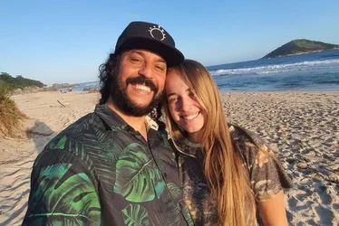Imagem ilustrativa da imagem Gabriel O Pensador se casa com Gabriela Vicente em cerimônia intimista