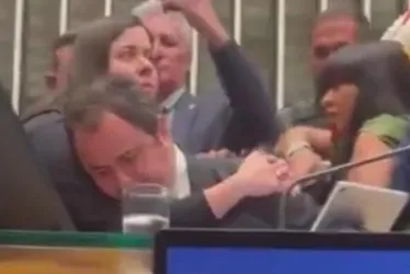 
          Imagem ilustrativa da imagem Glauber Braga é retirado à força após tentar ocupar cadeira de presidente da Câmara
          