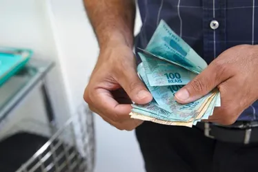 
          Imagem ilustrativa da imagem Governo Lula reduz para R$ 1.627 previsão de salário mínimo de 2026
          