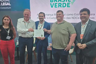 Imagem ilustrativa da imagem Governo entrega primeiro Selo Descarboniza-ES para empresa capixaba