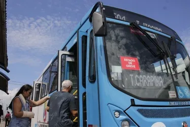 
          Imagem ilustrativa da imagem Greve do Transcol: motoristas vão avaliar contraproposta nesta segunda-feira
          