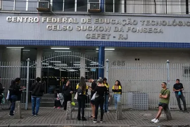 
          Imagem ilustrativa da imagem Homem armado invade Cefet do Rio e mata duas mulheres
          