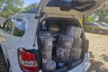 Imagem ilustrativa da imagem Homem é preso após ser flagrado furtando carga de caminhão envolvido em acidente