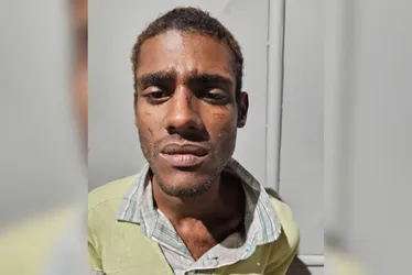 
          Imagem ilustrativa da imagem Homem é preso suspeito de assaltar ônibus do Transcol e esfaquear passageiro
          