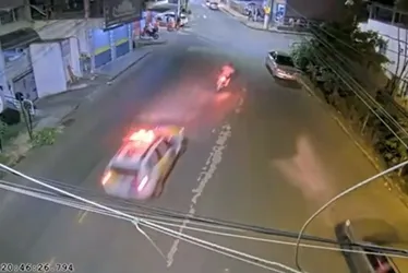 
          Imagem ilustrativa da imagem Homem ignora pedido de parada, foge de policiais e é morto após ameaça-los
          