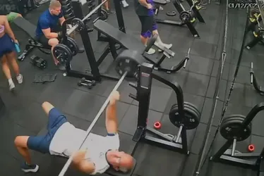 
          Imagem ilustrativa da imagem Homem morre após ser atingido no peito por barra de supino durante exercício em academia
          