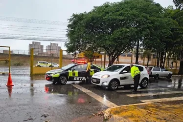 Imagem ilustrativa da imagem Inabilitado, homem vai dirigindo ao Detran-DF para realizar prova teórica da CNH