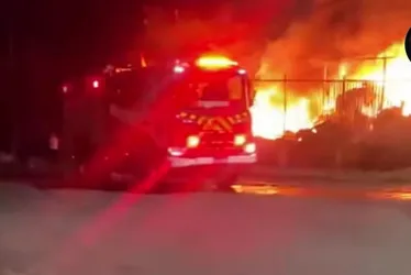 
          Imagem ilustrativa da imagem Incêndio atinge depósito com materiais recicláveis na Serra
          