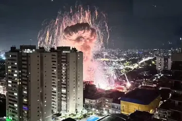 Imagem ilustrativa da imagem Incêndio e explosões são registrados na Avenida Salim Farah Maluf, zona leste de SP