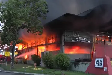 
          Imagem ilustrativa da imagem Incêndio que atingiu a Ceasa no Rio de Janeiro destruiu pavilhão; veja imagens
          