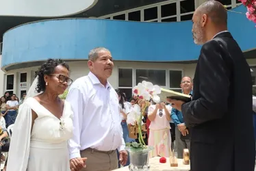 
          Imagem ilustrativa da imagem Internada com diabetes, paciente se casa em hospital
          