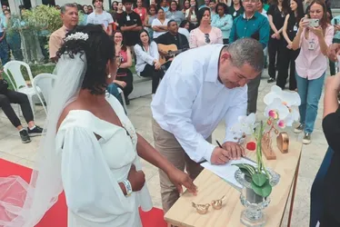 
          Imagem ilustrativa da imagem Internada com diabetes, paciente se casa em hospital
          