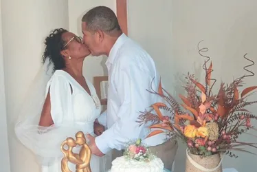 
          Imagem ilustrativa da imagem Internada com diabetes, paciente se casa em hospital
          